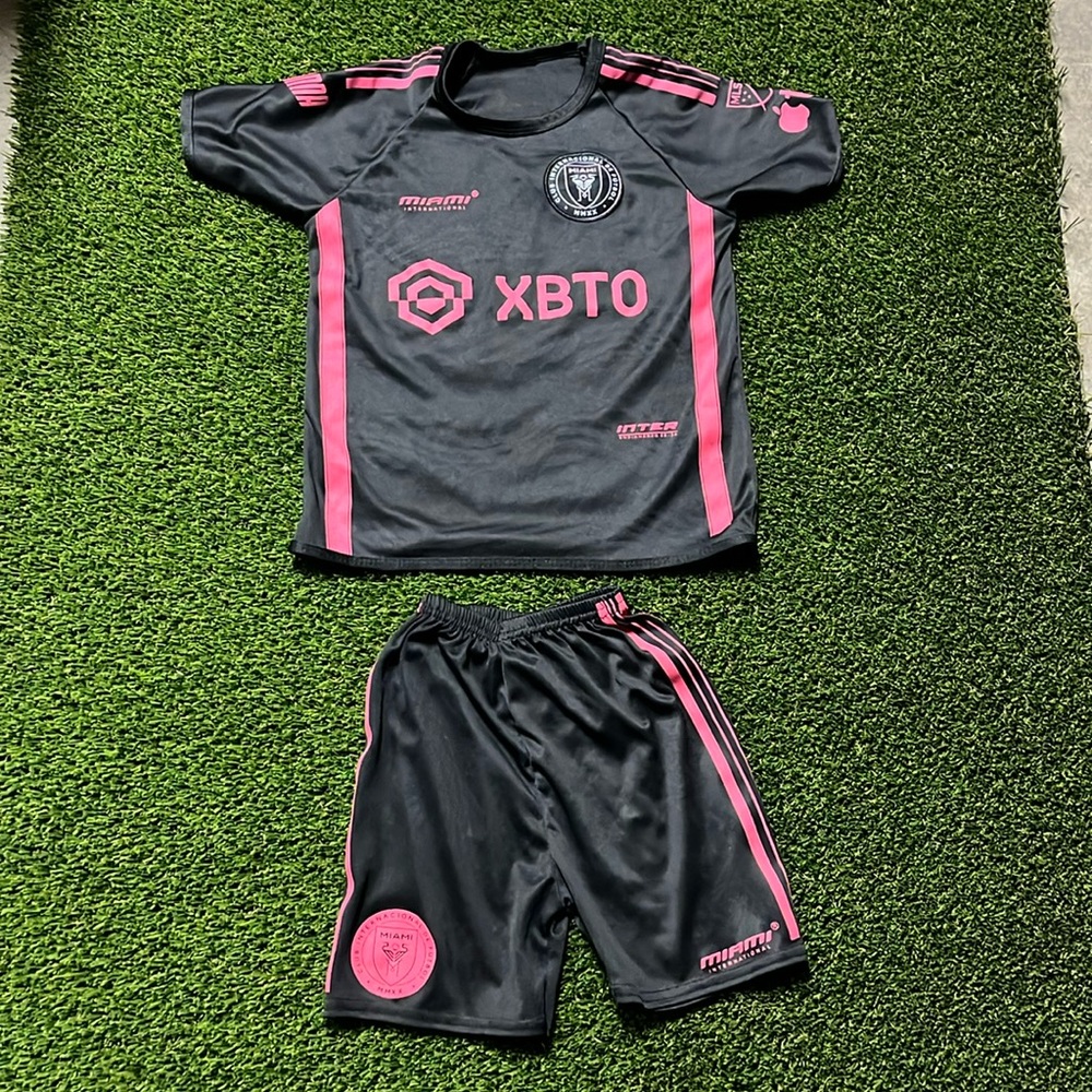 Kids Messi Uniform!
Shorts say size 8, but fits like a 5-6.  Great condition!